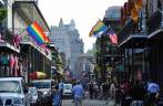 Muito movimento na Bourbon Street, a rua mais famosa de New Orleans, na Louisiana - Estados Unidos